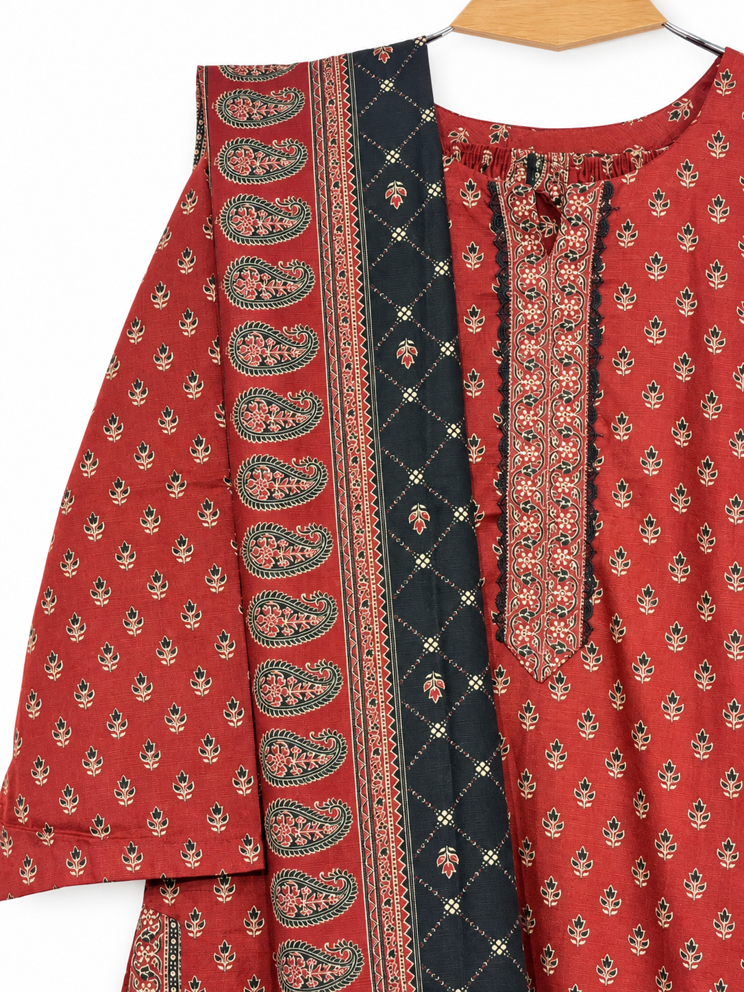 Bin Saeed maroon printed suit neckline and dupatta detail