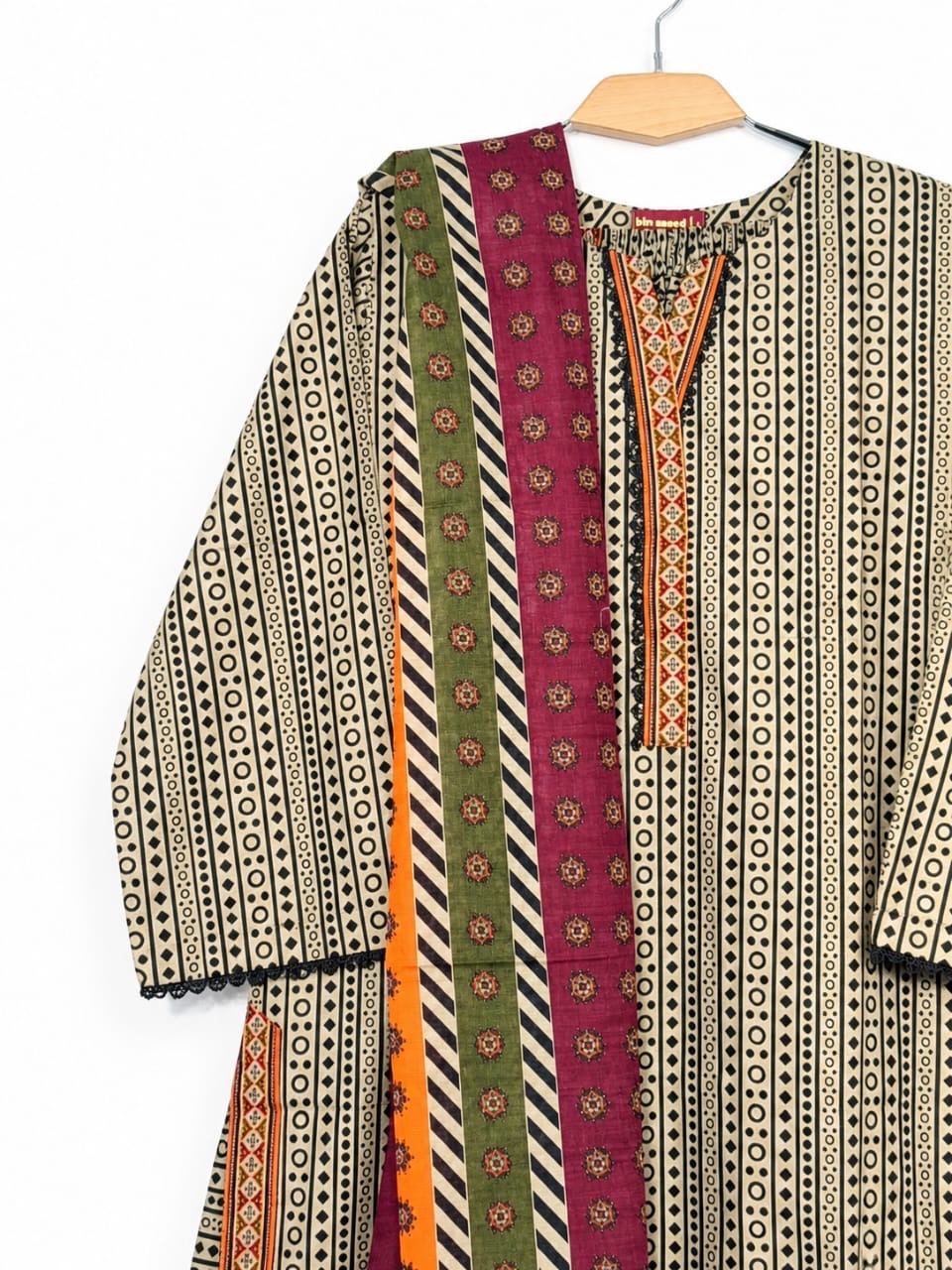 Suit neckline and dupatta detail