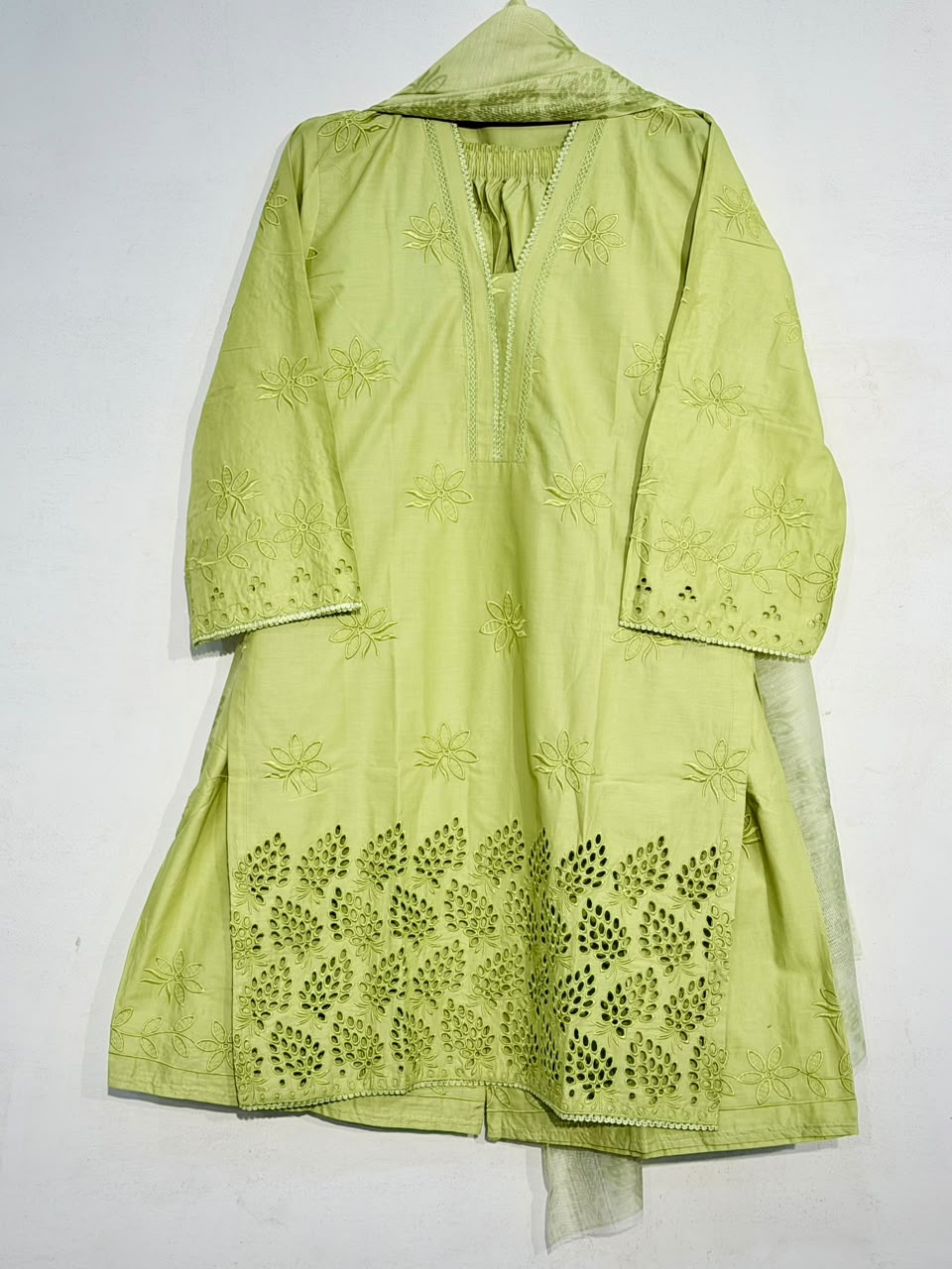 Yahyas Lawn 3-Piece Summer Suit | Chikankari Embroidery | V-Neck | 4 Colors