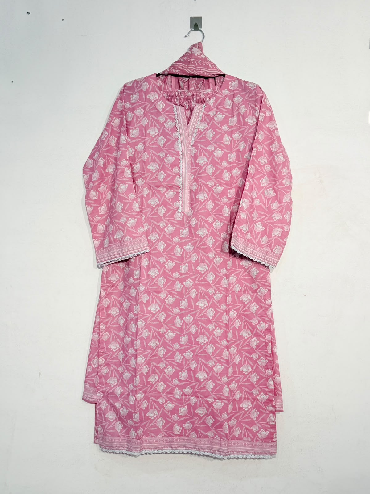 Pink floral printed 3-piece suit full view with lace trim neckline and matching dupatta – Yahyas
