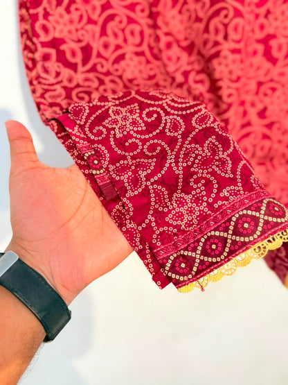 Embroidered cuff with gold lace trim close-up