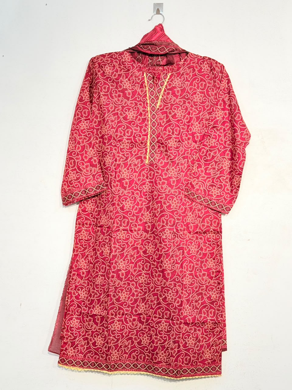 Hot pink Bandhani 3-piece suit full view