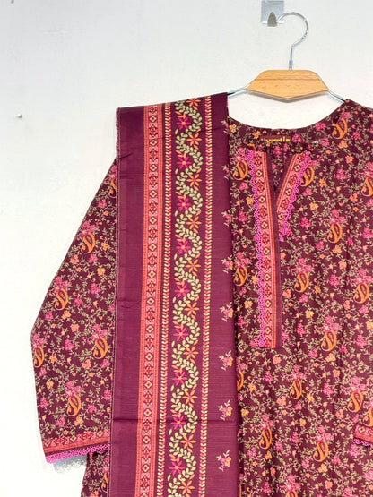 Polished neckline, stitching and dupatta detail of Bin Saeed maroon floral Khaddar suit