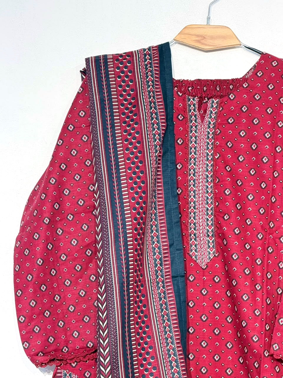 Polished neckline and dupatta detail of Bin Saeed red and teal Khaddar suit